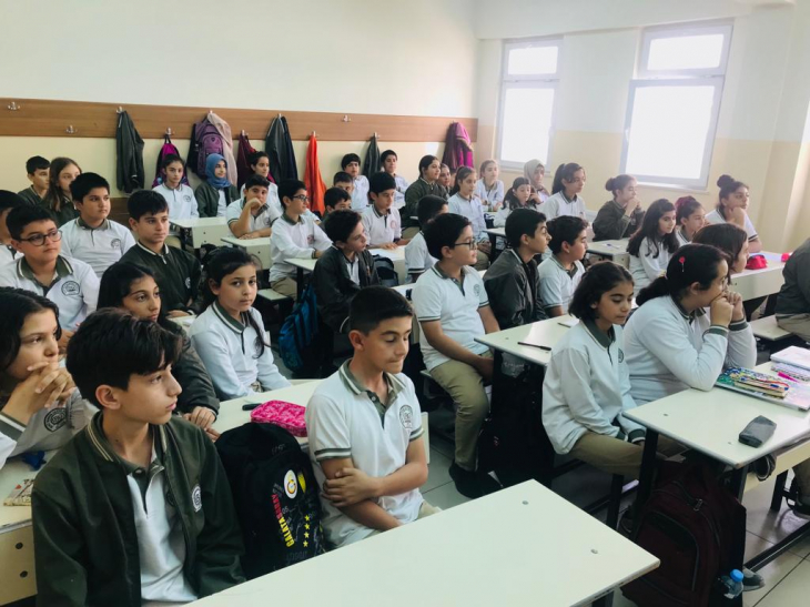 Yazar Sinan Yağmur, Şehit Burhan Gatfar Ortaokulu öğrencileriyle buluştu