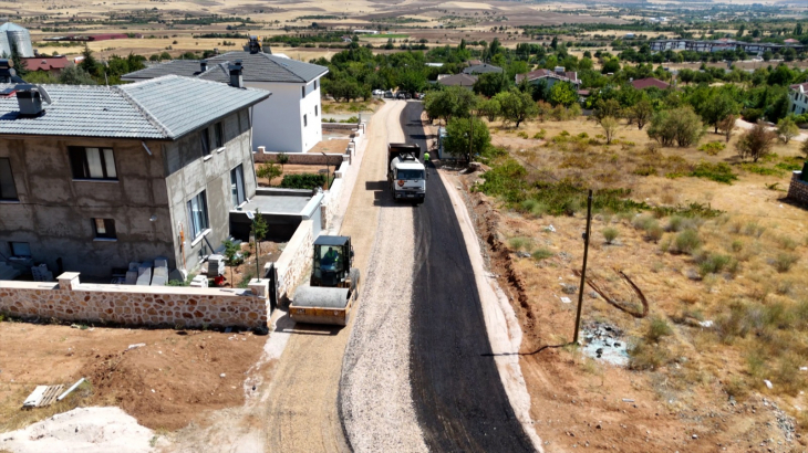 Elazığ Belediyesi, 8 mahallede yol yapım çalışması gerçekleştiriyor