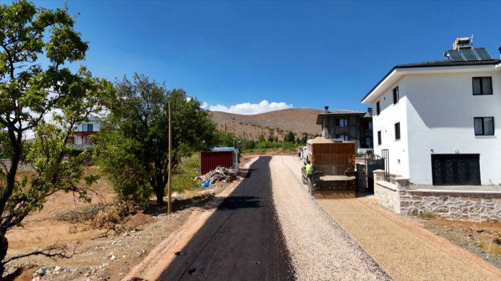 Elazığ Belediyesi, 8 mahallede yol yapım çalışması gerçekleştiriyor