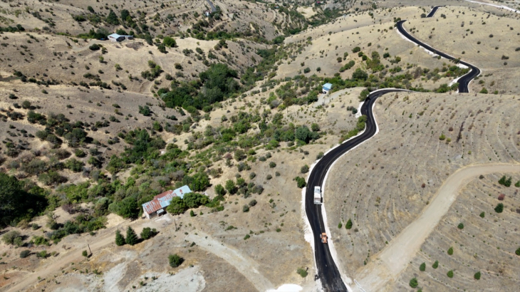 Elazığ Belediyesi, 8 mahallede yol yapım çalışması gerçekleştiriyor