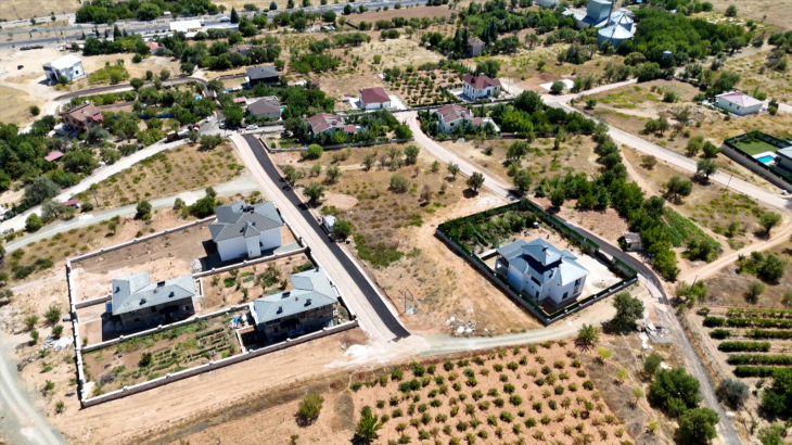 Elazığ Belediyesi, 8 mahallede yol yapım çalışması gerçekleştiriyor