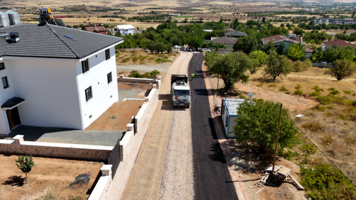 Elazığ Belediyesi, 8 mahallede yol yapım çalışması gerçekleştiriyor