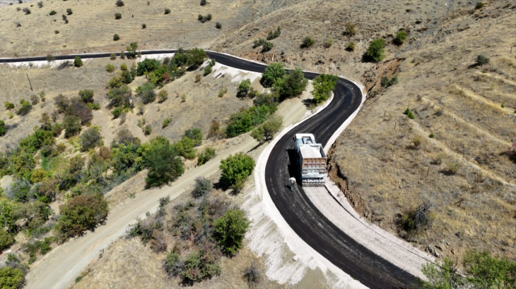 Elazığ Belediyesi, 8 mahallede yol yapım çalışması gerçekleştiriyor